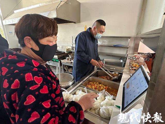 民生徐州贾汪惠民暖心餐托起幸福夕阳红mg不朽情缘游戏试玩“小食堂”承载大(图2) 民生徐州贾汪惠民暖心餐托起幸福夕阳红mg不朽情缘游戏试玩“小食堂”承载大(图2)