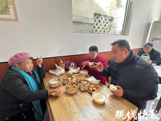 民生徐州贾汪惠民暖心餐托起幸福夕阳红mg不朽情缘游戏试玩“小食堂”承载大(图4) 民生徐州贾汪惠民暖心餐托起幸福夕阳红mg不朽情缘游戏试玩“小食堂”承载大(图4)